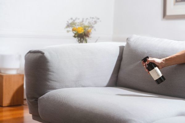 Top 5 astuces pour maîtriser le nettoyage de canapé et textile